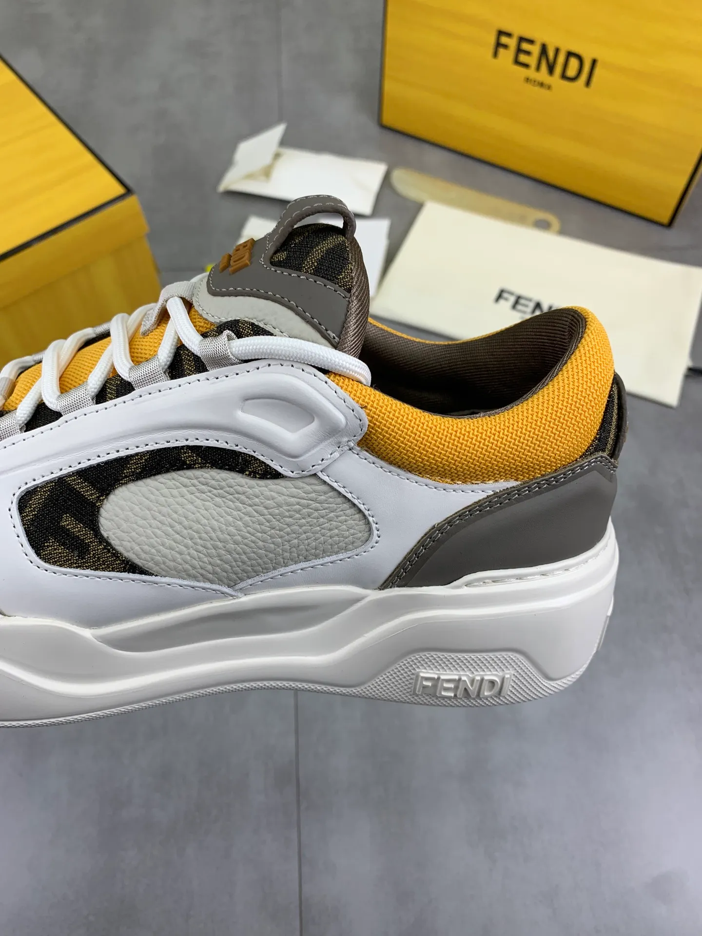 Men's men's shoes 💰P760 new style 💰💎💎💎 summer hot style [FENDI Fendi] top version 🆕New sneakers, wavy soles engraved with original words. Embossed Fendi Flow lettering on the heel. The upper is made of high-end calfskin and breathable materials. Original lining with tone-on-tone details decorated with innovative handcrafting techniques. Ultra-light and wear-resistant TPU and IP foam soles, overall lightweight and comfortable. Size:39-44 (38 45 can be customized)